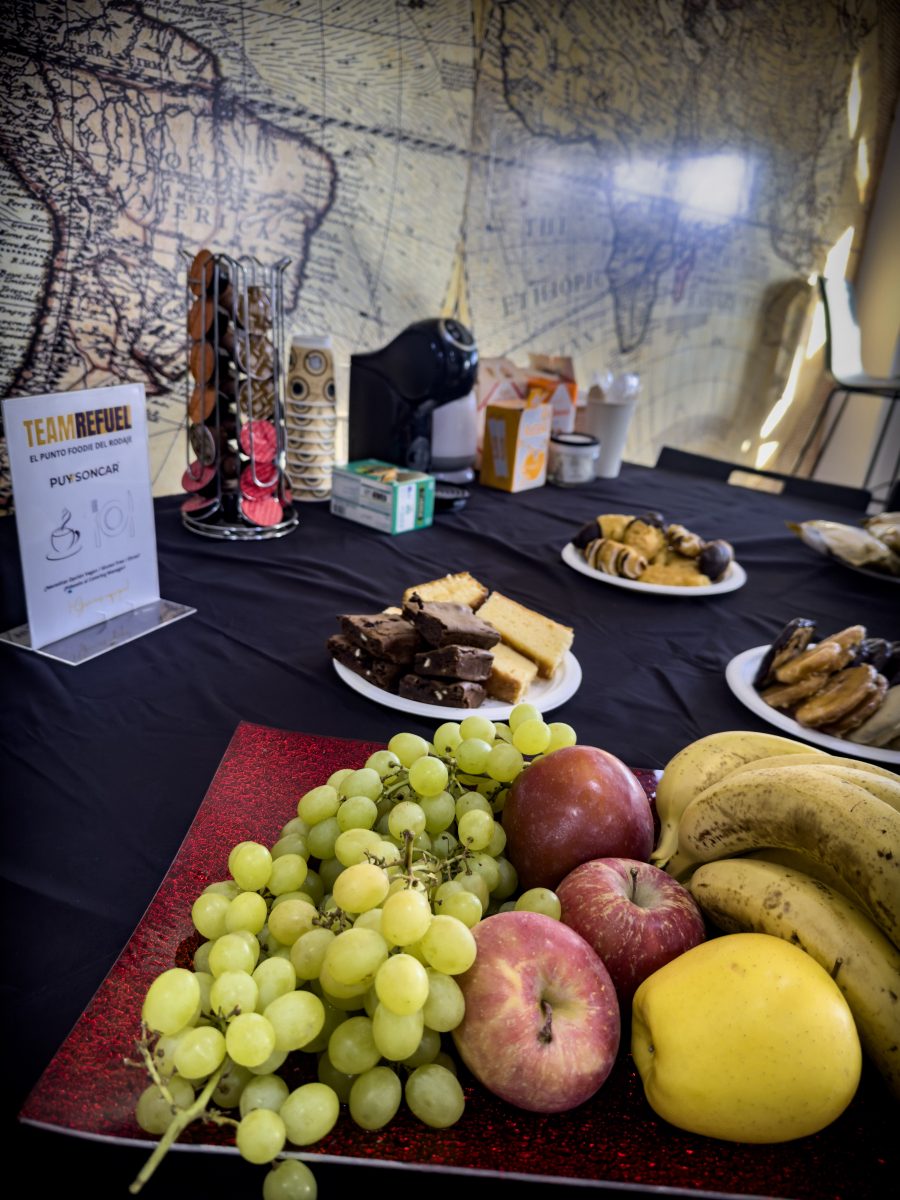 Operadores de cámara y técnicos de Puysoncar durante el rodaje de un cortometraje formativo sobre riesgos laborales en plató propio. Primer plano de cámara profesional Blackmagic Pyxis 6K configurada para grabación de alta resolución en el plató de Puysoncar. Pantalla de monitorización Neewer Image mostrando la realización en directo y el control de parámetros técnicos durante la producción audiovisual. Foco de iluminación profesional Aputure Mont Pinos 450d utilizado para la creación de ambientes controlados en rodajes de Puysoncar.