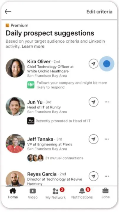 Captura de pantalla de teléfono móvil que muestra cómo funcionan las recomendaciones diarias de clientes potenciales