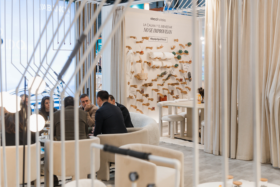 Vincci Hoteles reinventa los códigos del stand y gana como Mejor Stand de Empresa en FITUR con “
