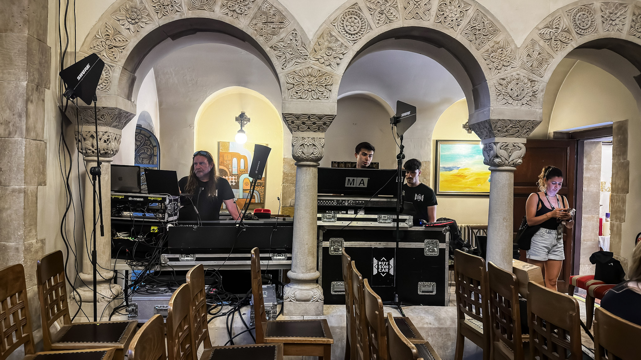 Evento de lanzamiento discográfico de Manuel Carrasco: despliegue de tecnología de vídeo láser 20.000 lúmenes, sistema de sonido Midas y Yamaha, y cámaras de cine Blackmagic. Producción técnica realizada en colaboración con la agencia Está Pasando.